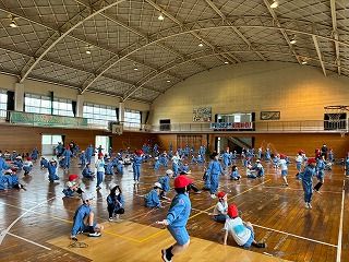 1年3組 がっきゅうかつどう_尾崎　水由羽_なわとび